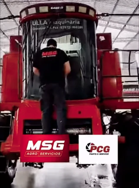 Técnico de MSG Agro Servicios trabajando sobre una cosechadora Case IH en el taller